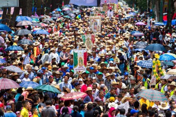 30721074. México, D.F.- En las primeras horas de este domingo arribó a la Basílica de Guadalupe un contingente de peregrinos, de un total de 100 mil fieles procedentes de la Diócesis de Querétaro, en una demostración de fe hacia la Guadalupana NOTIMEX/FOTO/NICOLAS TAVIRA/NTA/REL/
