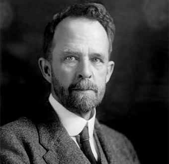 Thomas H. Morgan, genetista estadounidense que estudió la historia natural, zoología, y macromutación en la mosca de la fruta.