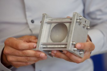 Detalle de una lente de THz basada en metamateriales ENZ