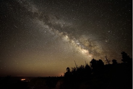 Vía Láctea sobre el Cañón Bryce en los Estados Unidos de Norteamérica. Pavel Vorobiev. Equipo utilizado: Nikon D750 @ 20s, Rokinon 14mm @ F/2.8, ISO3200. 