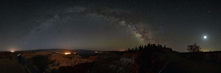 Vía Láctea y Luna sobre el Cañón Bryce. Pavel Vorobiev. Panorama unido desde 12 tomas de 30s c/u.