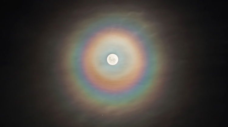 Figura 2. Corona lunar. Nasa: Planetario de la Plata © Sergio Montufar