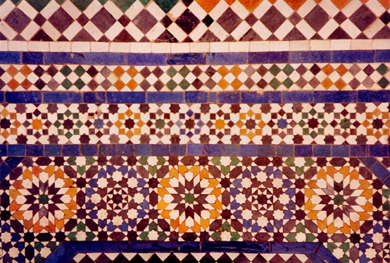 Figura 8. Teselado formado con diversas figuras geométricas en Marrakech, Marruecos.