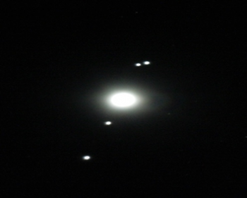 Figura 4. Los 4 satélites Mediceos de Júpiter, que descubrió con la ayuda de su cannochiale