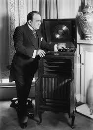 Enrico Caruso con sus discos