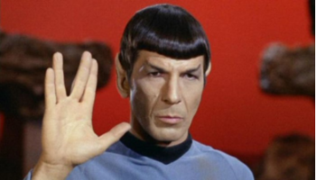 Leonard Nimoy como el Dr. Spock, un híbrido terrestre-vulcaniano [16]