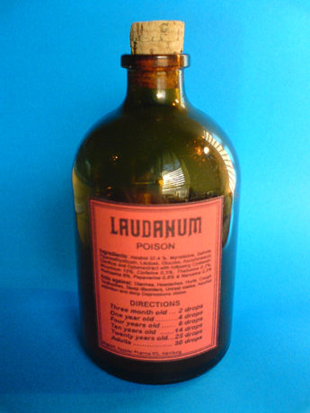 Foto 2.- Frasco de 100 ml de láudano. Autor: Cydone. Fuente: Wikimedia Commons (https://commons.wikimedia.org/wiki/File:Laudanum_poison_100ml_flasche.jpg?uselang=es).