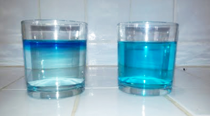 Figura 5. Un vaso con agua y sal a la izquierda, y con agua dulce a la derecha. En el caso con sal el agua colorado de fusión del cubito de hielo flota sobre el agua salada.