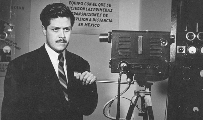 Guillermo González Camarena patentó en México y EEUU un adaptador que, permitía la transmisión de escenas a colores.