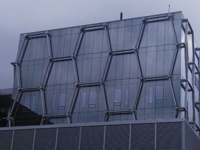 Figura 6b. Figura 6. Edificio del Institute for Quantum Computing de la Universidad de Waterloo