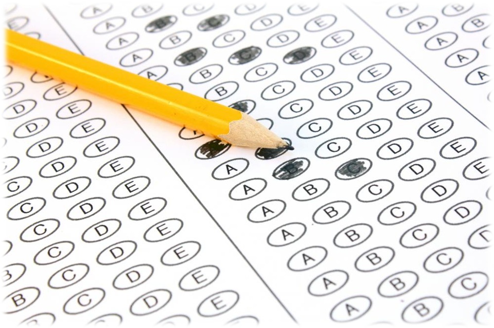 Los exámenes siguen siendo un medio importante en el ambiente escolar. Los maestros usan cuestionarios o exámenes para evaluar el conocimiento que sus estudiantes aprenden en un tema, asignatura o curso.